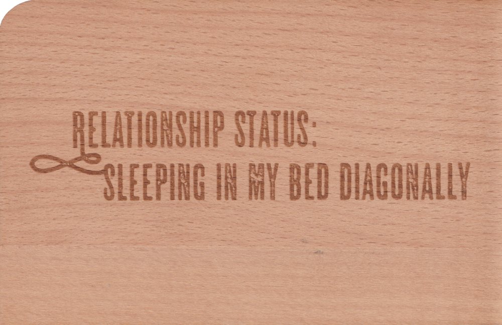 Holzpostkarte "Relationship status: Sleeping in my bed diagonally"